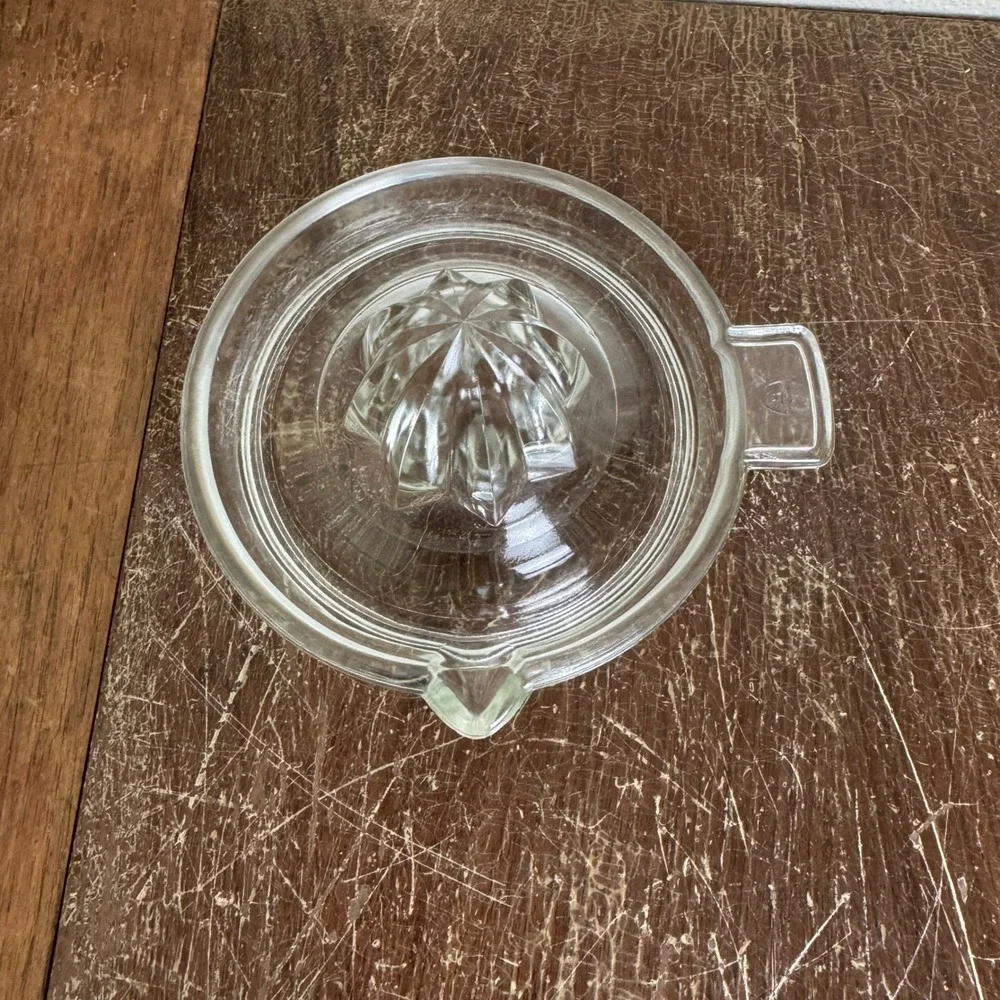 Vintage Federal Glass Citrus‎ Juicer Hand Press Reamer Fruit Juice Squeezer